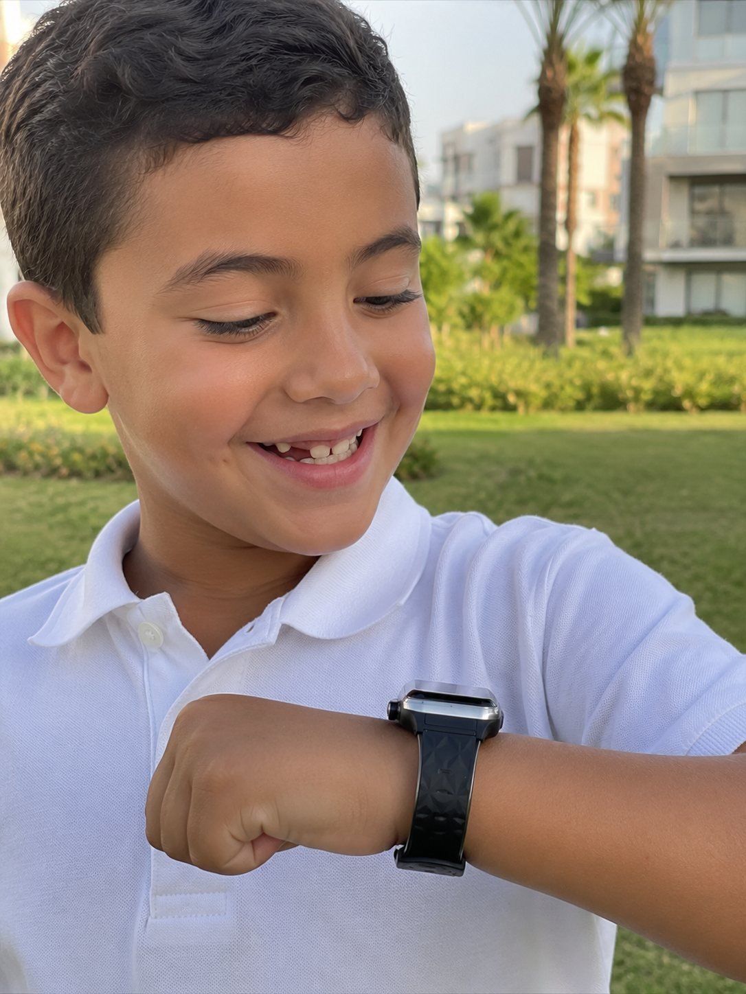 Un enfant regarde sa montre Alyaso au poignet